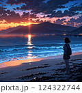 夕焼けの海を眺める女の子 124322744