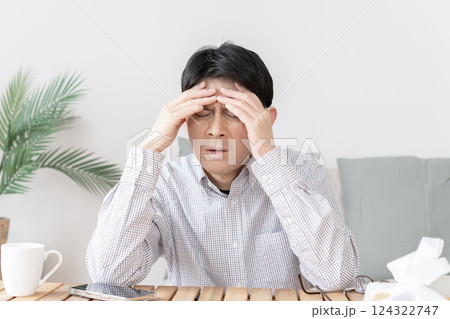 体調不良の男性　頭痛　 124322747