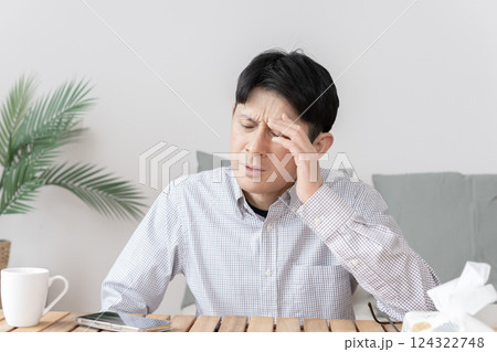 体調不良の男性　頭痛　 124322748