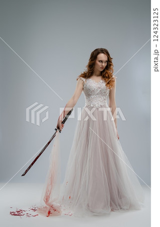 Bridal beauty wields katana in dramatic display of strength and darkness Bridal beauty wields katana in dramatic display of strength and darkness 124323125