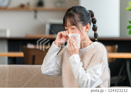 花粉症シーズンに鼻を噛む女の子(アレルギー,アレルギー性鼻炎,鼻炎) 花粉症シーズンに鼻を噛む女の子(アレルギー,アレルギー性鼻炎,鼻炎) 124323212