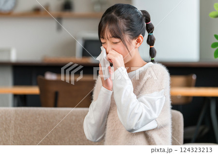 花粉症シーズンに鼻を噛む女の子(アレルギー,アレルギー性鼻炎,鼻炎) 花粉症シーズンに鼻を噛む女の子(アレルギー,アレルギー性鼻炎,鼻炎) 124323213