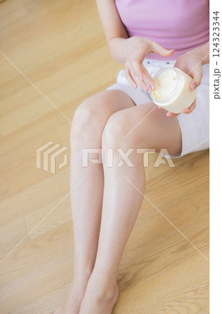 パーツカット 脚にクリームを塗る女性 パーツカット 脚にクリームを塗る女性 124323344