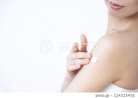 パーツカット 腕にクリームを塗る女性 パーツカット 腕にクリームを塗る女性 124323458