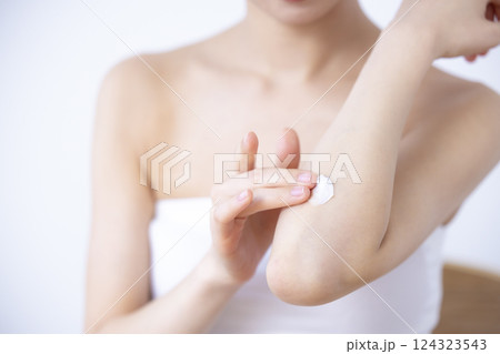 パーツカット　腕にクリームを塗る女性 124323543