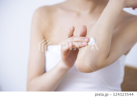 パーツカット 腕にクリームを塗る女性 パーツカット 腕にクリームを塗る女性 124323544