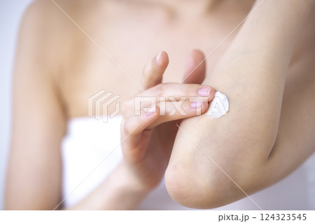 パーツカット　腕にクリームを塗る女性 124323545