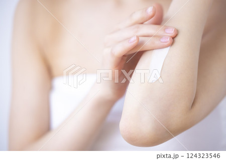 パーツカット　腕にクリームを塗る女性 124323546