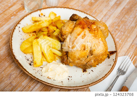 Tasty roasted chicken thigh served with boiled potatoes 124323708