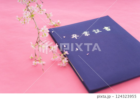 卒業証書と桜 124323955