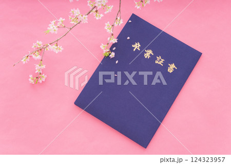 卒業証書と桜 124323957