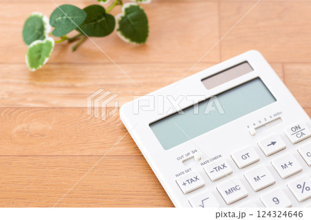 木目のフローリングクッションと電卓 124324646