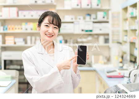 スマホを持つ薬剤師の女性（お薬手帳・アプリ・処方箋・モバイル） 124324669