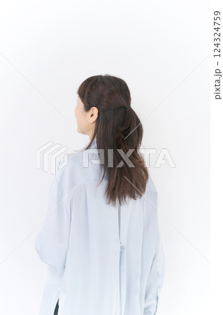 50代女性の後ろ姿のポートレート 124324759