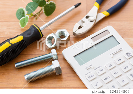 DIY工具と鉄工資材と電卓 124324803