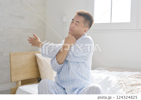 中年の男性　腕のストレッチ　起床 124324825
