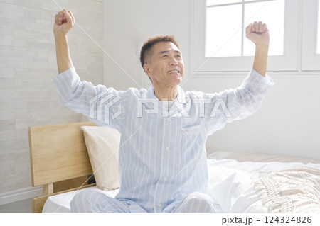 中年の男性　伸び　起床 124324826