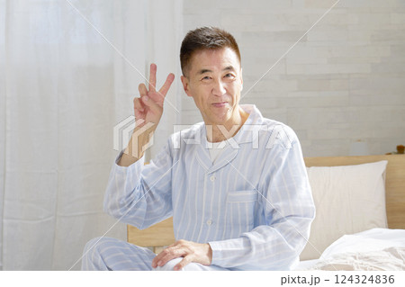 起床した中年の男性　ピースサイン 124324836