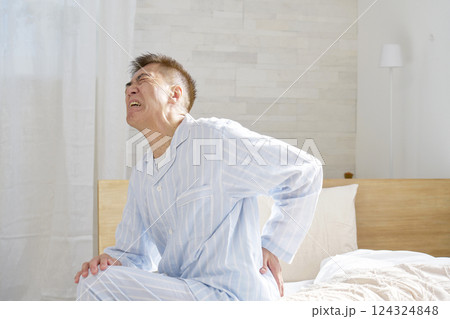 パジャマを着た中年の男性　腰痛 124324848