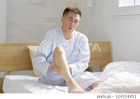 足がつる中年の男性 足がつる中年の男性 124324851