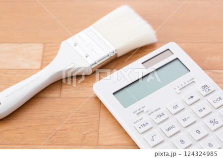 木目のフローリングクッションと刷毛と電卓 木目のフローリングクッションと刷毛と電卓 124324985