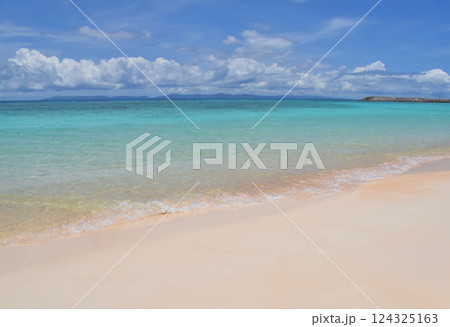 沖縄・波照間島の砂浜とエメラルドグリーンの海 沖縄・波照間島の砂浜とエメラルドグリーンの海 124325163
