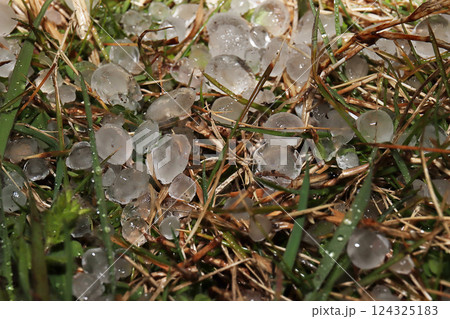 雹が降る 124325183