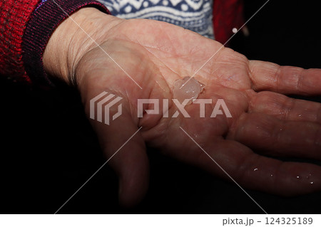 雹が降る 124325189