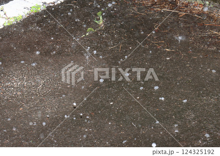 雹が降る 雹が降る 124325192