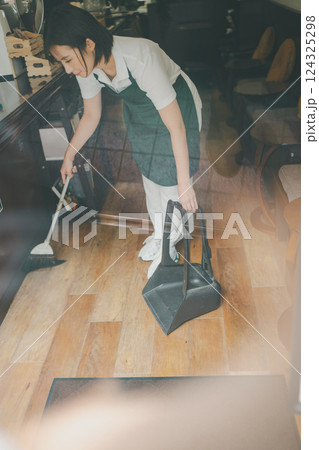 coffee shop 124325298