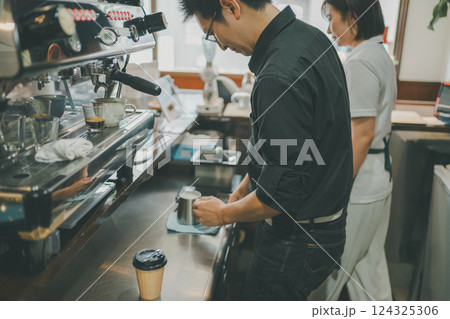 coffee shop 124325306