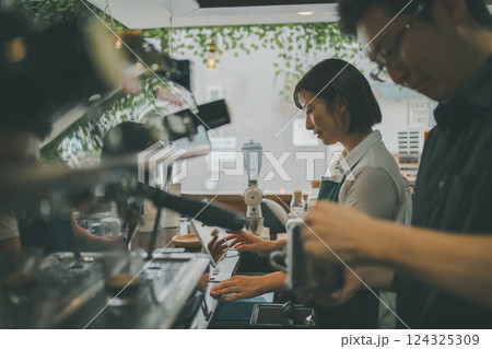 coffee shop 124325309