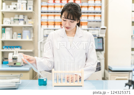 研究室で研究する医学生・研究員・薬剤師・調剤師 124325371