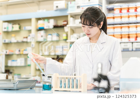研究室で研究する医学生・研究員・薬剤師・調剤師 研究室で研究する医学生・研究員・薬剤師・調剤師 124325373