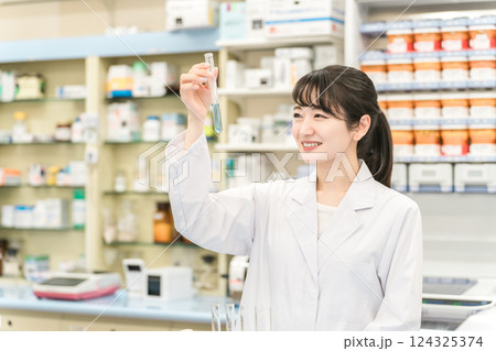 研究室で研究する医学生・研究員・薬剤師・調剤師 研究室で研究する医学生・研究員・薬剤師・調剤師 124325374