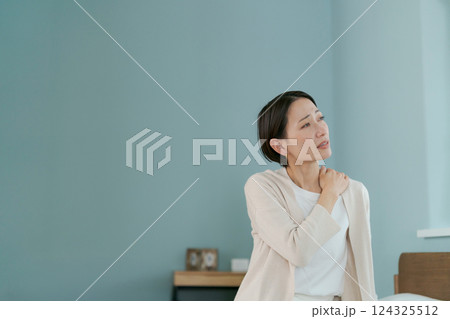 肩こりに悩むミドル女性 124325512