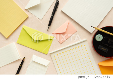 便箋封筒と筆記用具　季節の便り　挨拶状 124325615