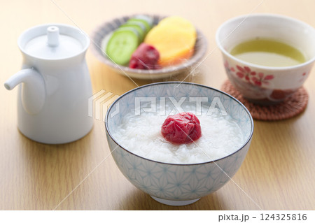 梅のおかゆ （ 白米のお粥 ） 124325816