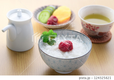 梅のおかゆ （ 白米のお粥 ） 124325821