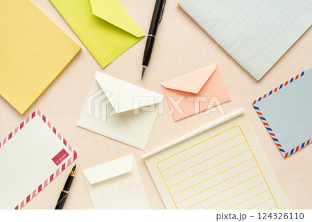 便箋封筒と筆記用具　エアメール　便り　国際郵便 124326110