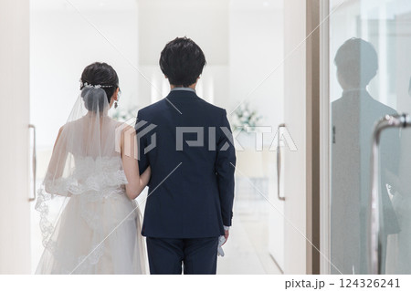 結婚式でチャペル・結婚式場・バージンロードに入場する新郎新婦 124326241