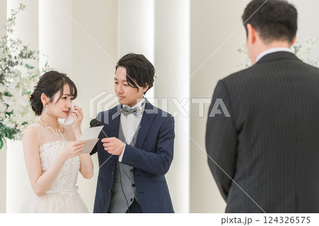 結婚式で両親への手紙を読む新婦・花嫁(父親・花嫁の手紙・泣く) 結婚式で両親への手紙を読む新婦・花嫁(父親・花嫁の手紙・泣く) 124326575