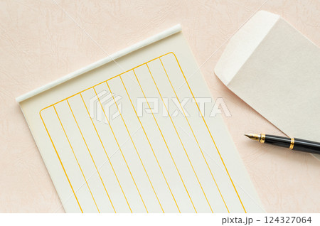 手紙を書く　便箋と封筒と万年筆 124327064