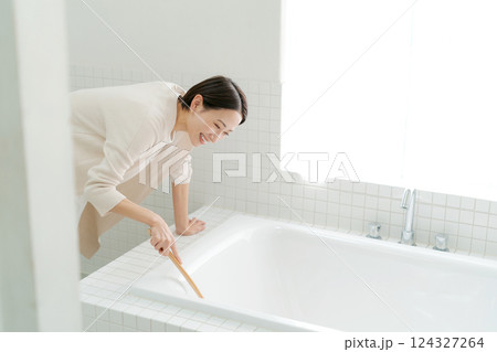 お風呂掃除をする女性 お風呂掃除をする女性 124327264