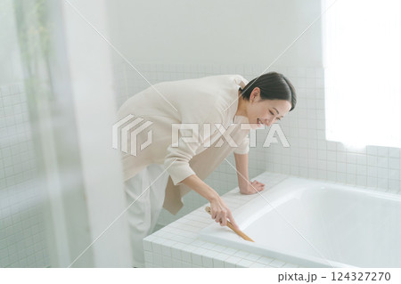 お風呂掃除をする女性 124327270