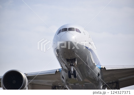 最終着陸態勢の飛行機 最終着陸態勢の飛行機 124327371