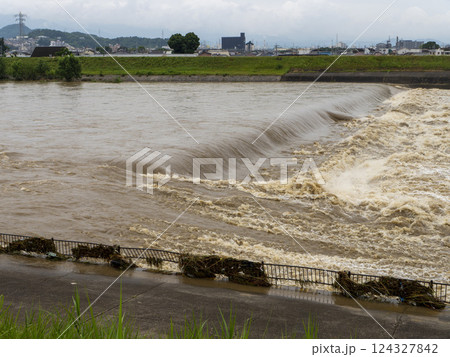 濁流が流れる大雨後の大和川 124327842