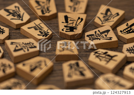 丸く並べた将棋の駒を俯瞰している素材写真　歩をみんなで攻撃している弱い者いじめイメージ 124327913