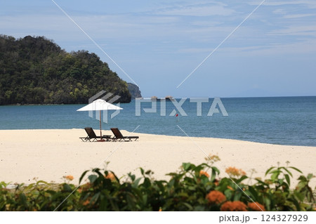 ランカウイ島タンジュンルーリゾートの白浜のビーチパラソル ランカウイ島タンジュンルーリゾートの白浜のビーチパラソル 124327929