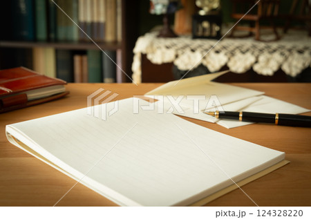 便箋・封筒とレトロな部屋　手紙　便箋　本棚　自筆　挨拶状　遺言書作成 124328220